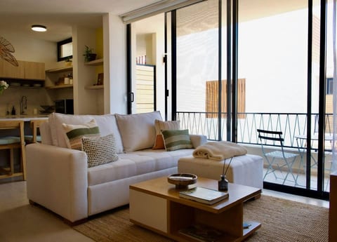 Modern Condo in Flamingos - Pool & Gym & Concierge