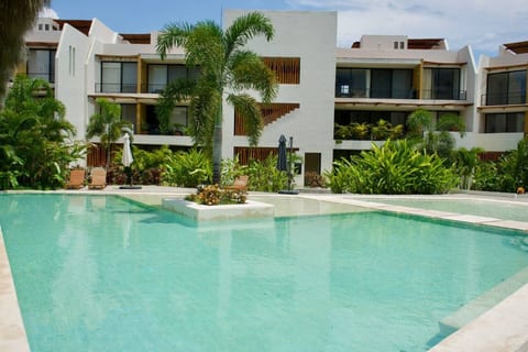 Modern Condo in Flamingos - Pool & Gym & Concierge