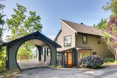 3 bedroom Asheville Home with Panoramic City and Mountain Views Close to Town