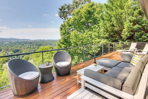 3 bedroom Asheville Home with Panoramic City and Mountain Views Close to Town
