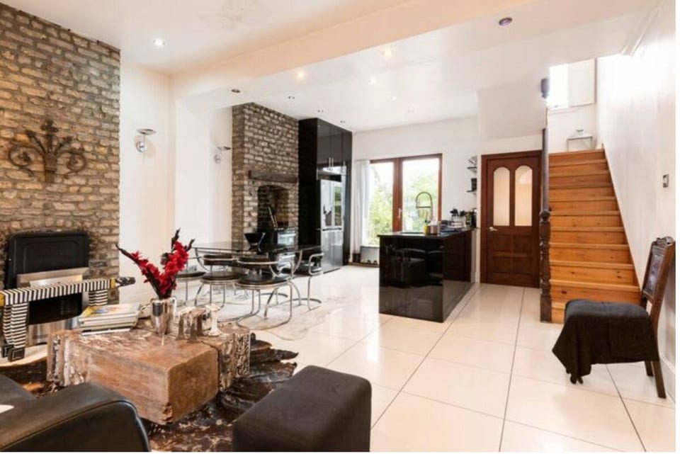 Amazing terrace house closes to city center image 1