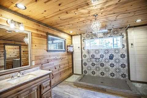 Convenient Romantic Hot Tub BBQ 3-night discount!
