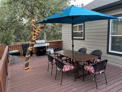 RARE FIND! 4BR Lakefront Home w/ Hot Tub & Firepit