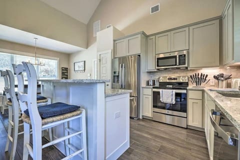 Cute Cottage w/Hot Tub Fire Pit. Sleep 6 50 AMP EV