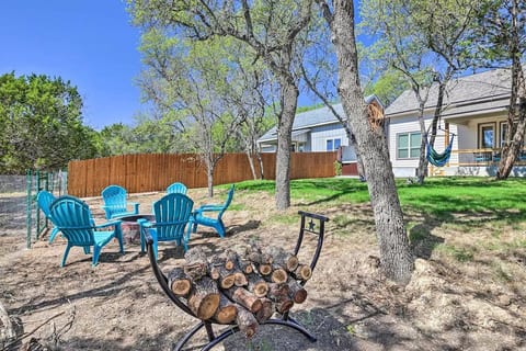 Cute Cottage w/Hot Tub Fire Pit. Sleep 6 50 AMP EV