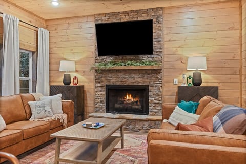 3 miles to Gburg Sleeps 8 HotTub Arcade - Ski Ober Mtn. this winter!