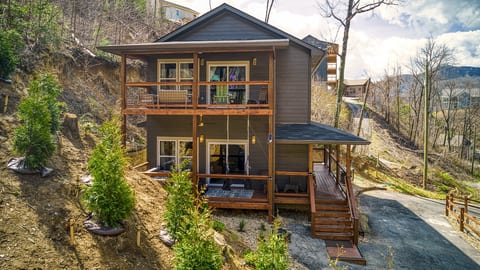 3 miles to Gburg Sleeps 8 HotTub Arcade - Ski Ober Mtn. this winter!