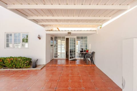 Palm Beach 10-Min Walk | Private 1BR