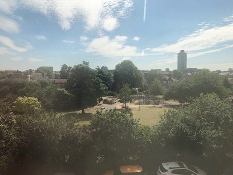1 bed flat, Zone 2, 73Mps, close to station