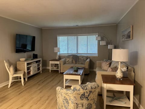 Coastal Comfort - Walk to the Beach - 2BR, 2BA
