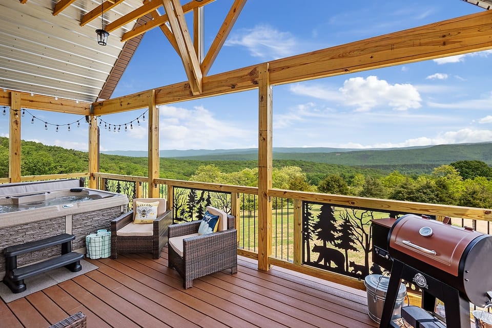 Eagles Nest Treehouse w/HOT TUB & a VIEW image 1