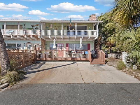 Beautifully remodeled townhome in the heart of Cedar Key!