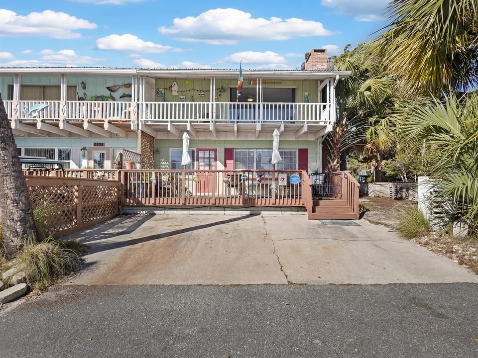 Beautifully remodeled townhome in the heart of Cedar Key!