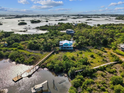 Eagle View: Bayside Privacy with Floating Dock