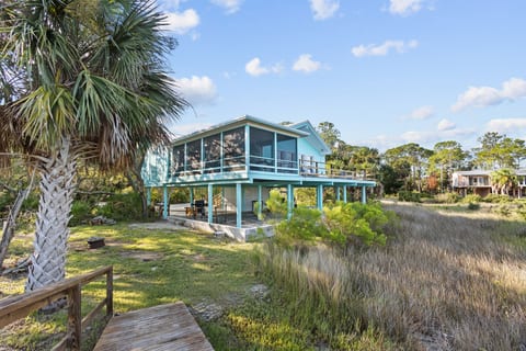 Eagle View: Bayside Privacy with Floating Dock