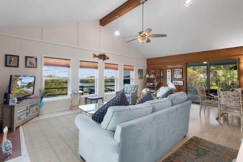 Eagle View: Bayside Privacy with Floating Dock