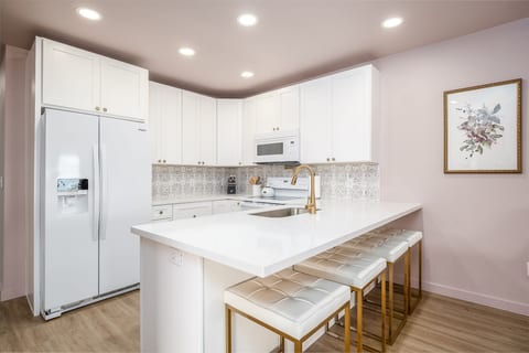 Beautiful fully equipped kitchen with bar seating 
