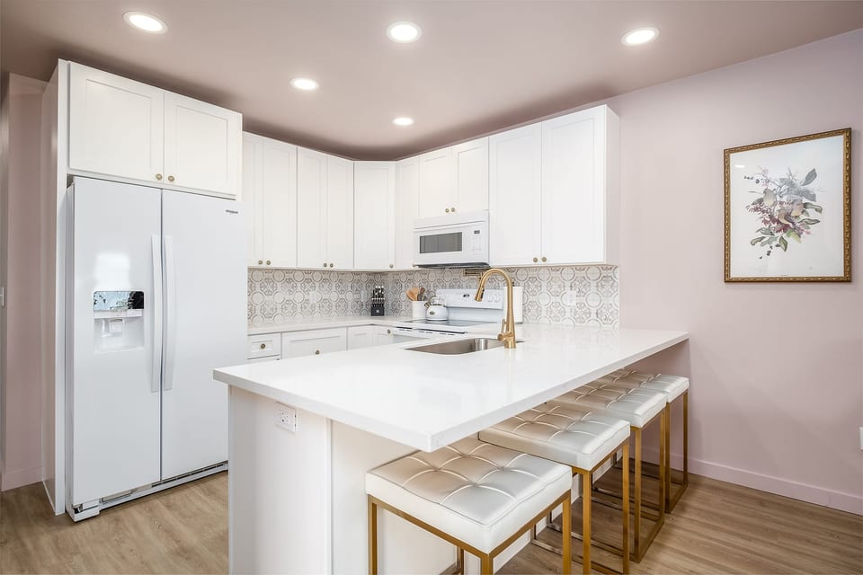 Beautiful fully equipped kitchen with bar seating 