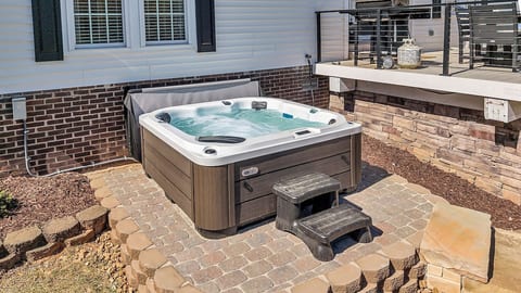 Lakefront Retreat w/ Dock, Hot Tub & Game Room image 4