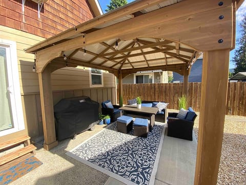 Charming Sanders Beach House! image 2