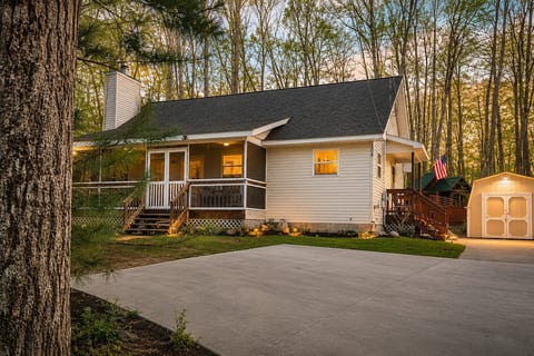 Welcome to “The Hangout”, this 2-bedroom plus bonus room for additional sleeping arrangements, 1.5 bath cottage-sleeps 6 comfortably. It’s located in a small neighborhood that is .8 a mile from South Higgins State Park with beautiful beach and water.