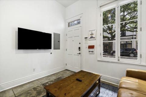 Pelican Point - Lovely Apartment / Backyard