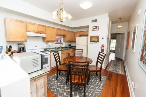 Pelican Point - Lovely Apartment / Backyard