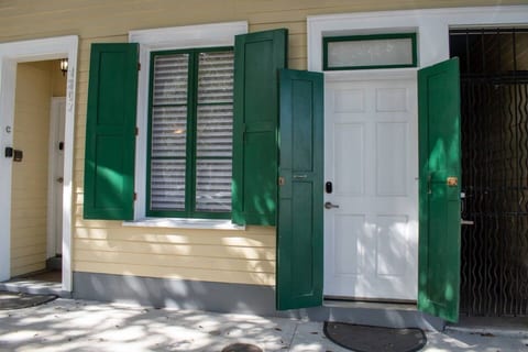 Pelican Point - Lovely Apartment / Backyard