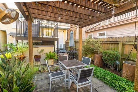 Pelican Point - Lovely Apartment / Backyard