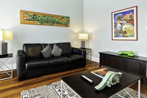 Alligator Alley - Modern Apartment / Balcony