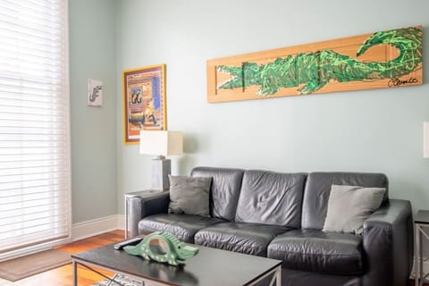 Alligator Alley - Modern Apartment / Balcony