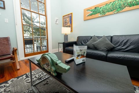 Alligator Alley - Modern Apartment / Balcony
