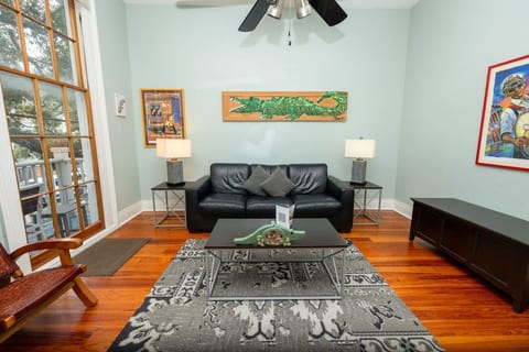 Alligator Alley - Modern Apartment / Balcony