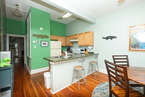 Alligator Alley - Modern Apartment / Balcony