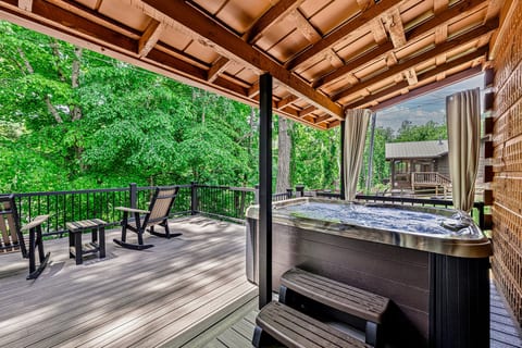 Large back deck, covered and uncovered