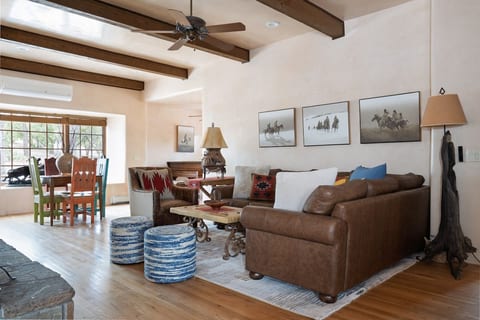 Lavish SW Estate•5 Mins to Plaza•Hot Tub•Views image 1