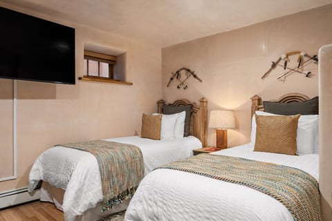 Lavish SW Estate•5 Mins to Plaza•Hot Tub•Views image 2