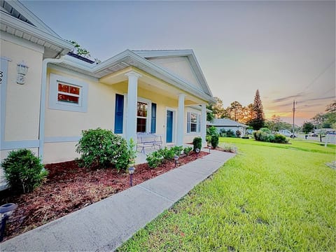 Coastal Crown! 15 Min to Beach Pet Friendly