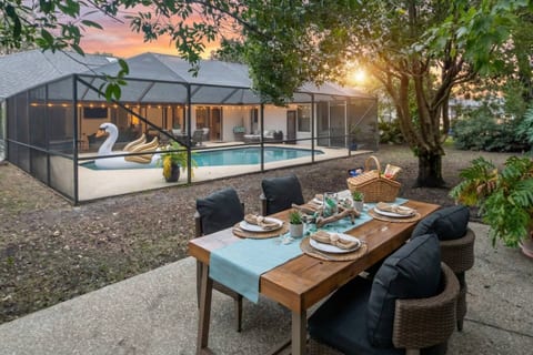 Pool Home, Fireplace, Videogames - 8 Miles Beach