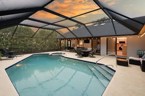 Pool Home, Fireplace, Videogames - 8 Miles Beach