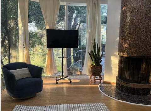 Nature Oasis in Hollywood Hills with Lake View