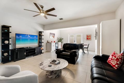 Family & Pet Friendly Retreat Under the Oaks