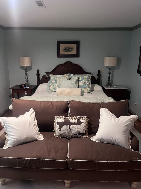Walk Everywhere! Charming On-Campus Sewanee Home image 3