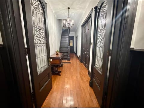 7bed/huge rooms/high ceiling/free parking image 1
