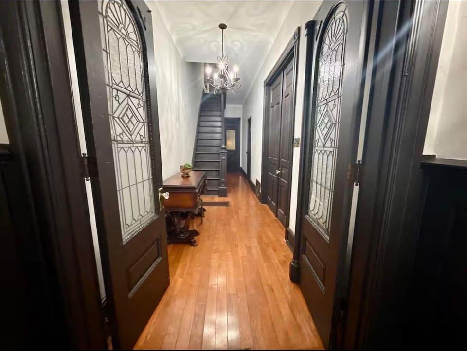 7bed/huge rooms/high ceiling/free parking image 1