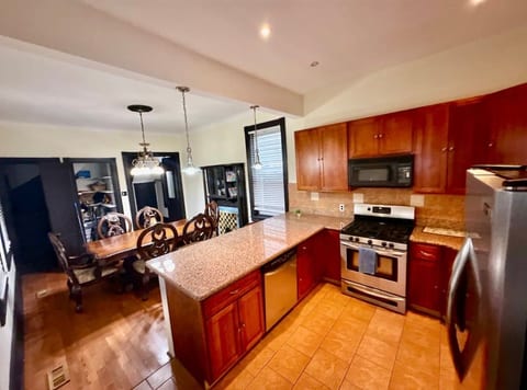 7bed/huge rooms/high ceiling/free parking