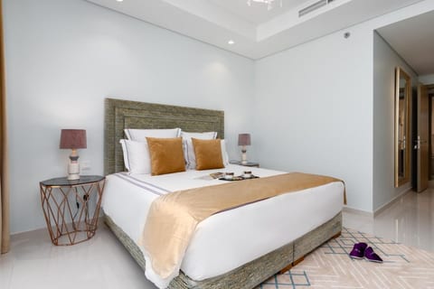 2-Bed Luxury Apartment in Paramount Midtown