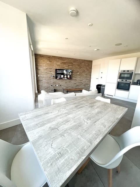 Broadway Market & London Fields | Modern 2BR