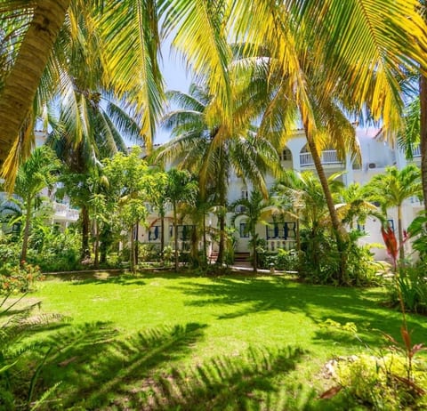 Beachfront 2Bdr/2Bth Ocean-Tropical-Escape image 1