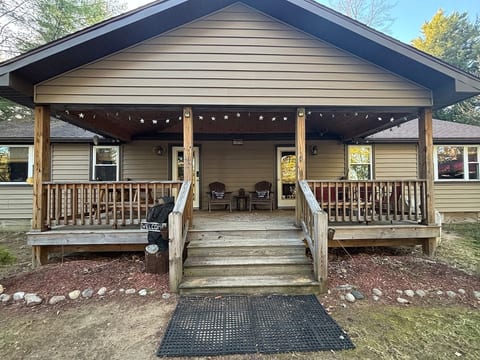 Multi-family lakeside cabin - Brantingham Lake